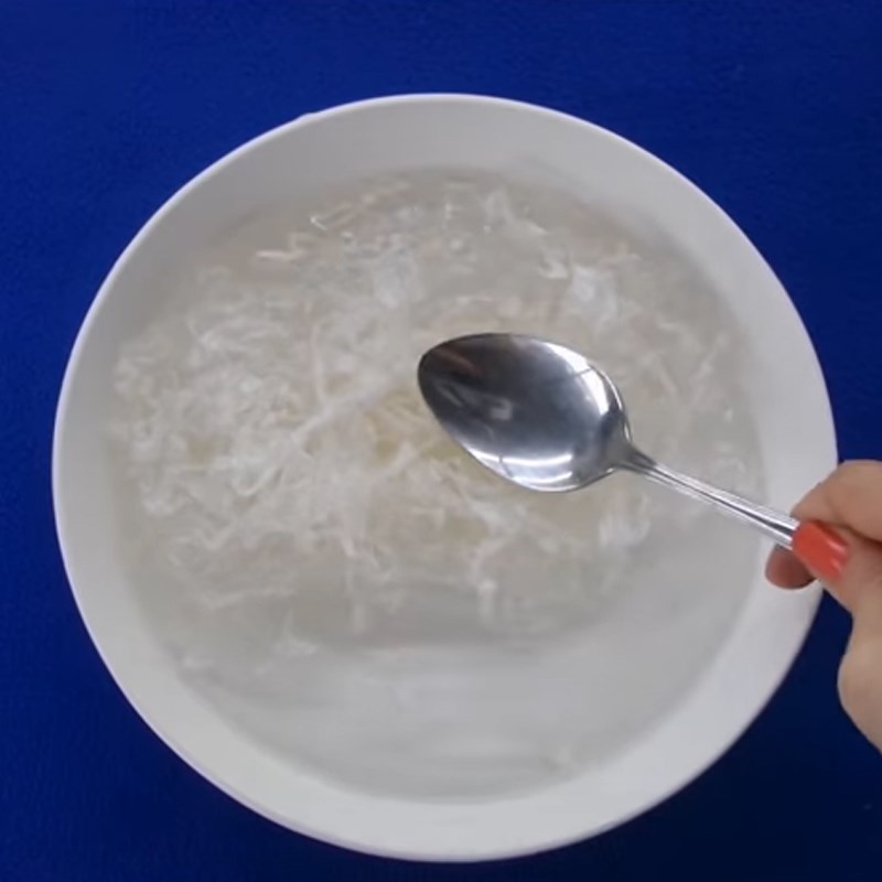 Bước 1 Ngâm rau câu Gỏi rau câu tôm thịt