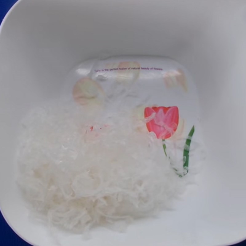 Bước 1 Ngâm rau câu Gỏi rau câu tôm thịt