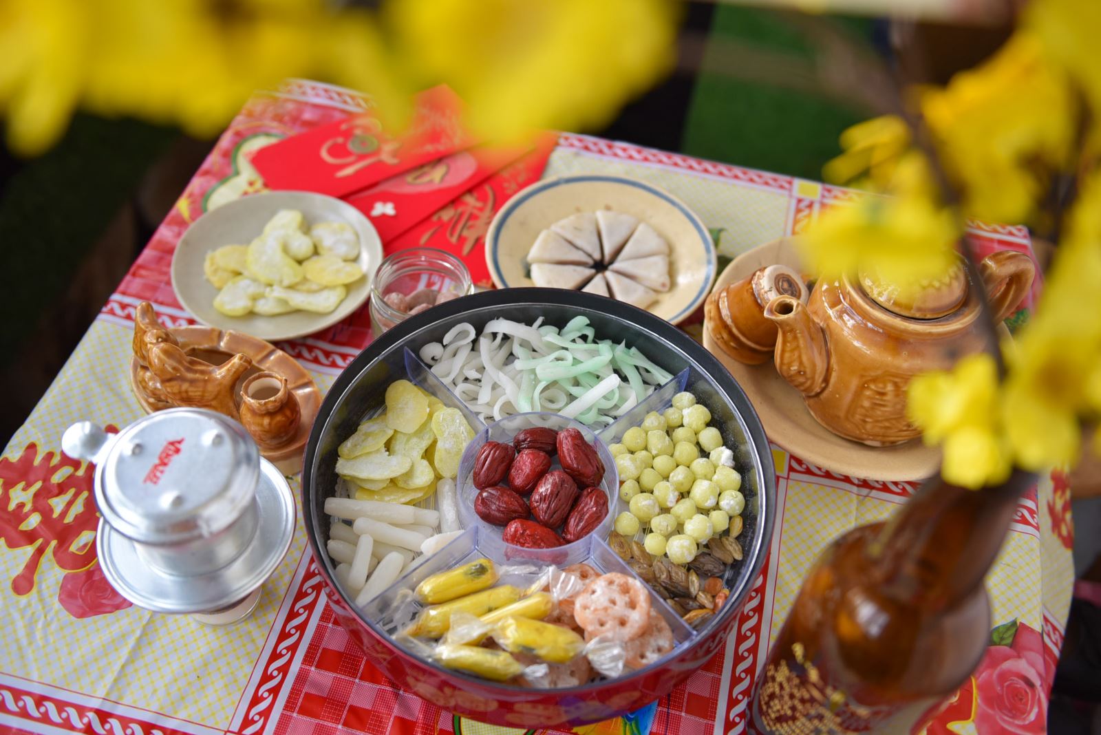 Bảo quản bánh kẹo mứt trong túi hoặc lọ kín