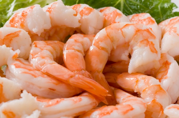 Luộc tôm với hành lá và muối giúp món ăn khử tanh, giữ được vị ngọt và màu sắc bắt mắt