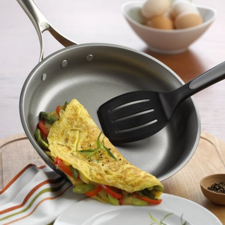 Không để chảo khô trên bếp đang hoạt động