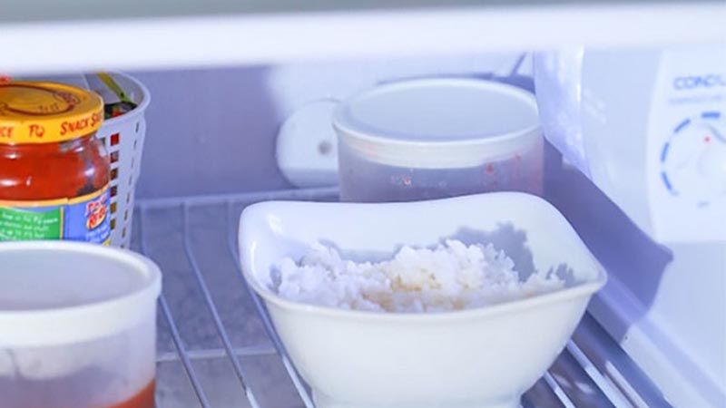 Cơm nguội vẫn có thể hấp lên với một chút nước ấm