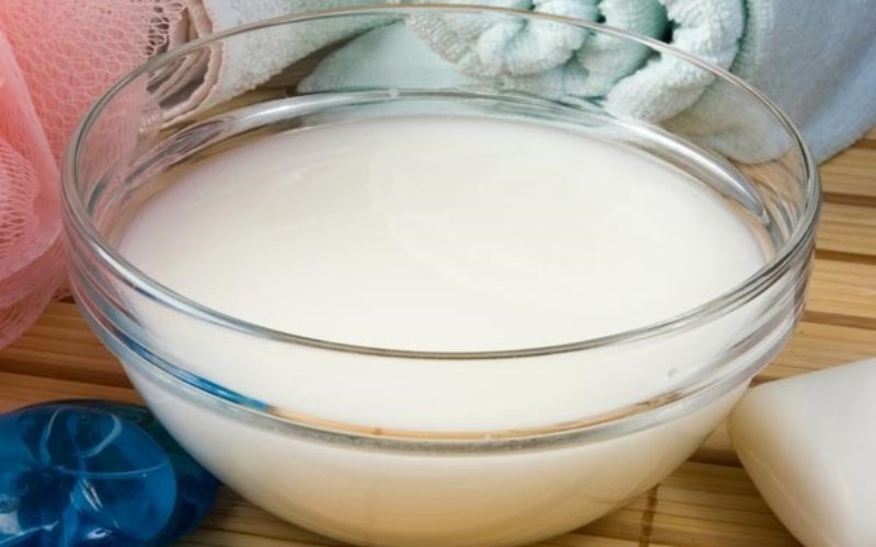 Dùng nước vo gạo rửa sạch vỉ nướng than