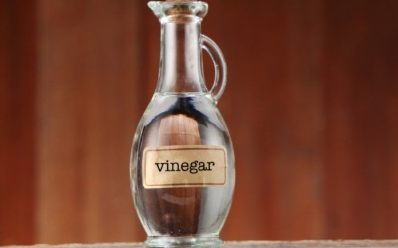 Làm sạch vỉ nướng than với giấm