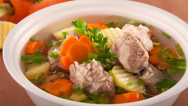 Mẹo hầm xương trong vắt và thơm ngọt