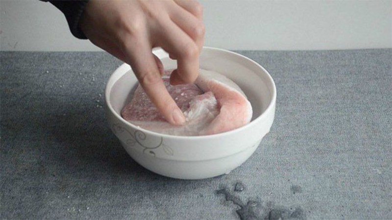Rã đông với muối và giấm