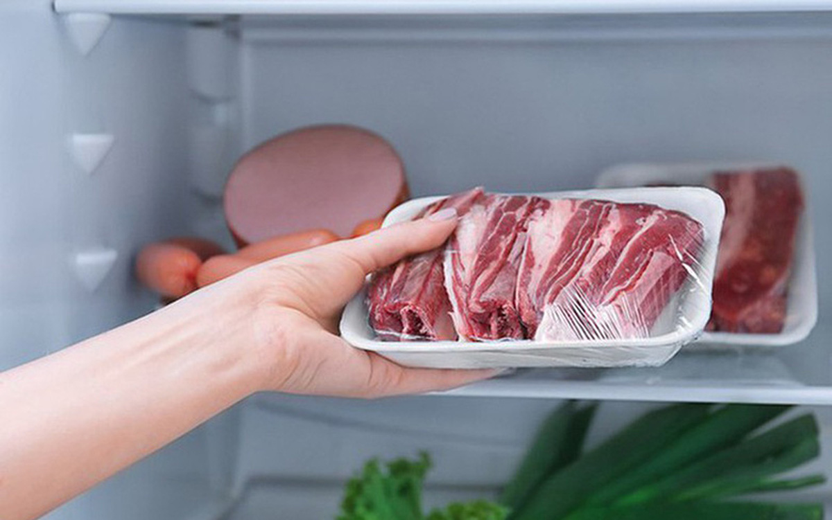 Rã đông từ từ ở ngăn mát tủ lạnh