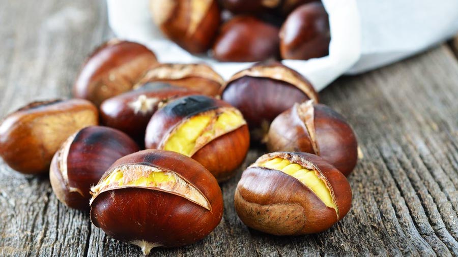 Có thể nướng hạt dẻ trên bếp lửa, lò vi sóng hoặc nồi chiên không dầu