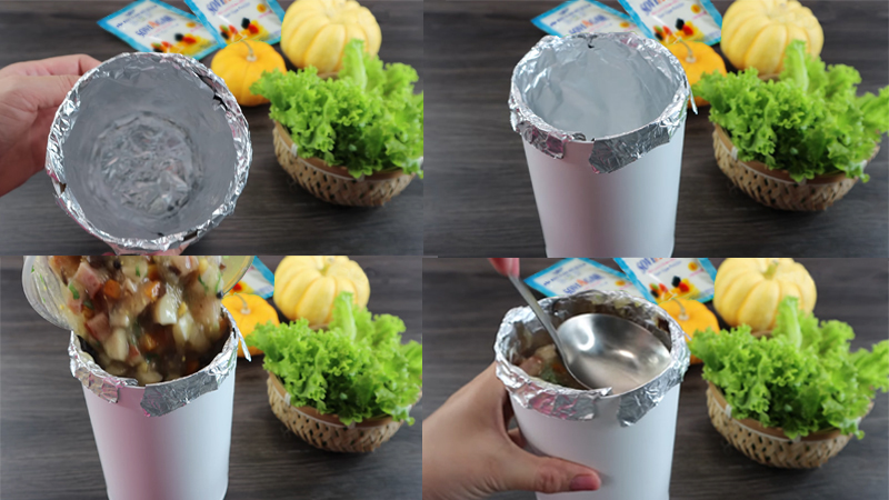 Dùng muỗng nén chặt hỗn hợp vào khuôn