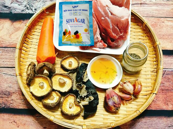 Chuẩn bị nguyên liệu làm thịt nấu đông ngày tết