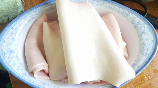 Sơ chế phần chân giò
