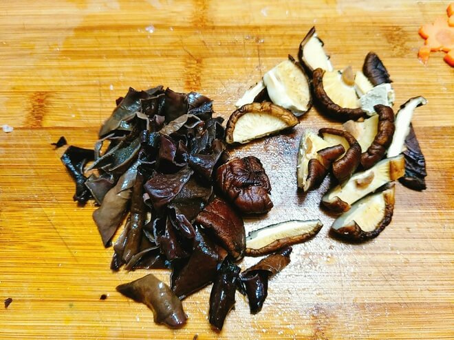 Sơ chế nấm hương và mộc nhĩ