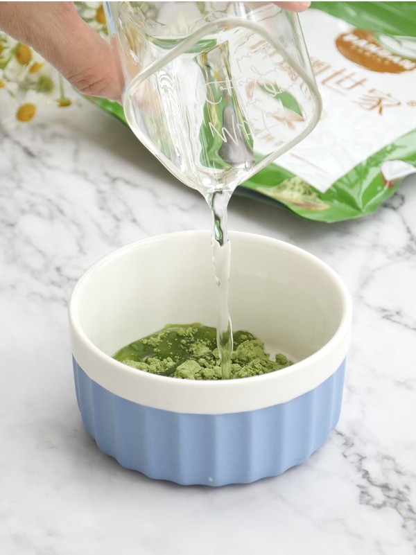 Khuấy đều hỗn hợp bột lá dứa và nước- Agar Việt Nam Vũ Minh