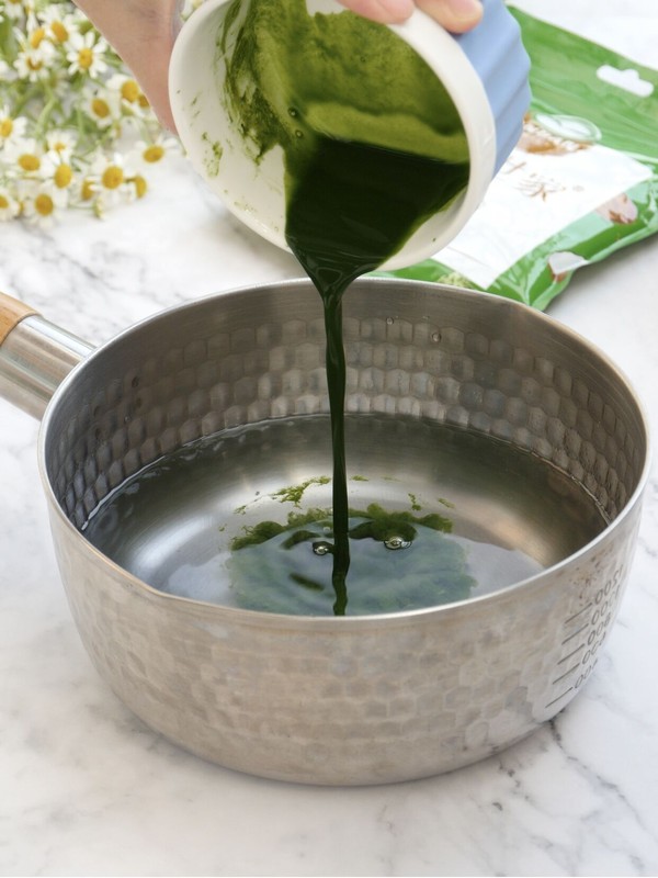 Đổ nước bột lá dứa vào hỗn hợp thạch vừa nấu- Agar Việt Nam Vũ Minh