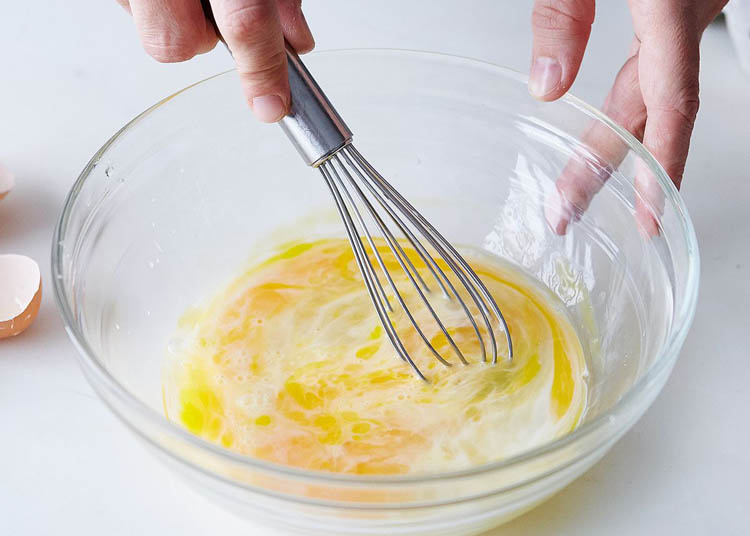 Đánh đều hỗn hợp trứng và whiping cream- Agar Việt Nam Vũ Minh