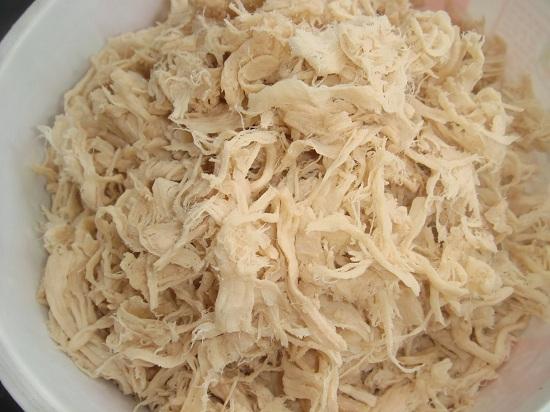 Sơ chế thịt gà luộc xé chỉ làm nộm rau câu thịt gà giải ngán ngày Tết- Agar Việt Nam Vũ Minh