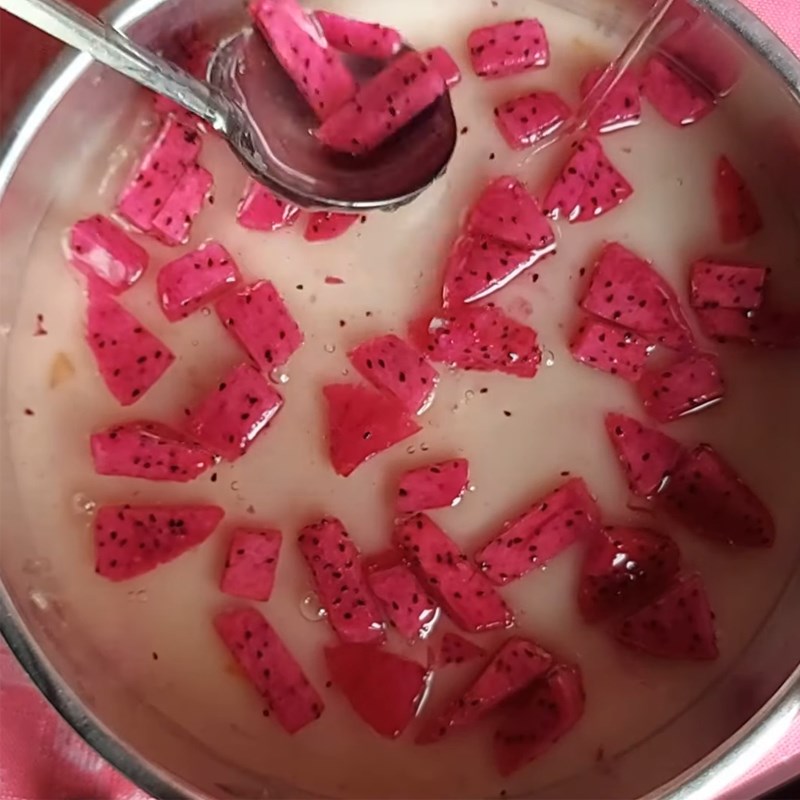 Đổ khuôn rau câu và xếp từng lớp trái cây để hoàn thành chiếc bánh rau câu từ bột Vũ Minh SoviAgar