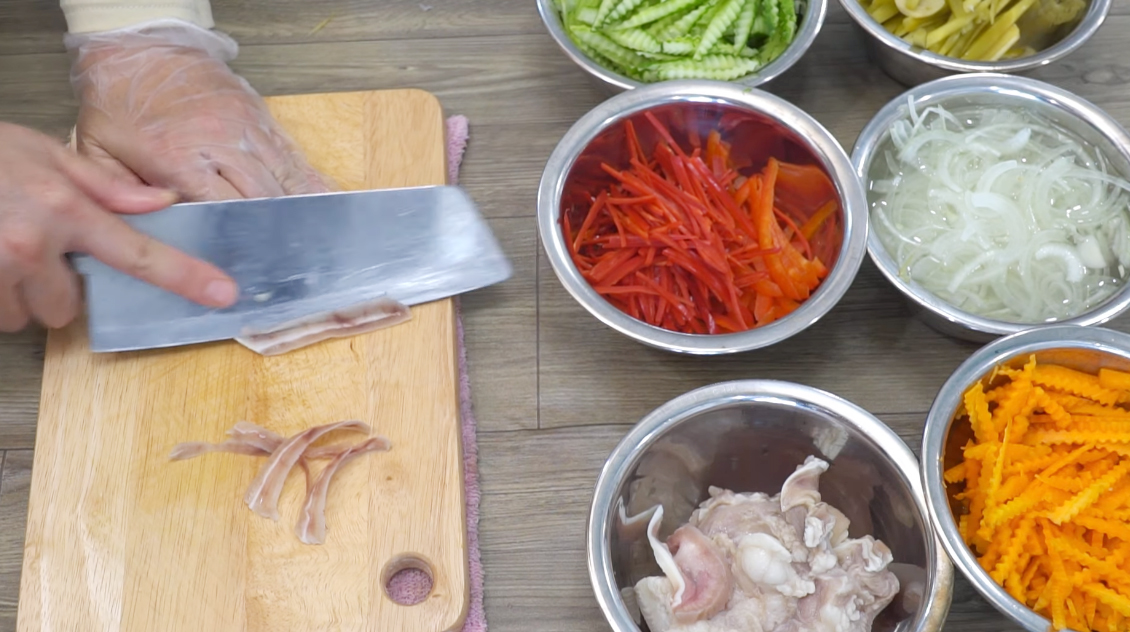 Thái nhỏ các nguyên liệu