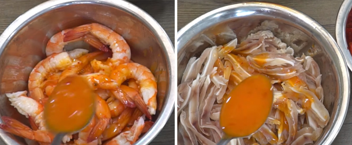 Trộn sốt chanh dây với tôm và tai heo cho ngấm