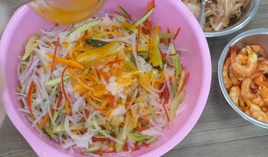 Trộn các nguyên liệu còn lại vào trộn cùng