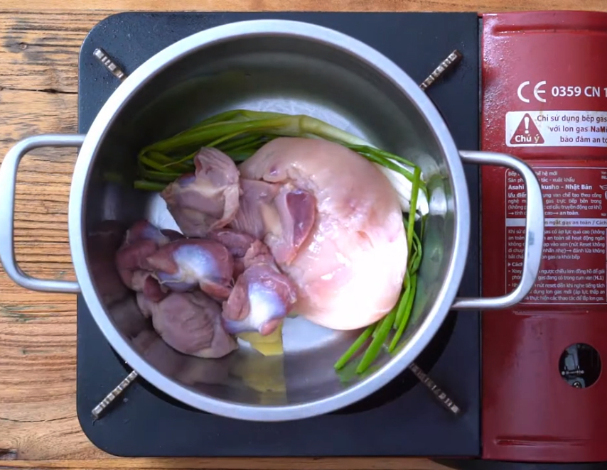 Luộc chín thịt gà và mề gà