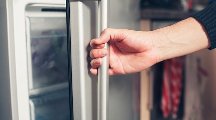Cho rau câu vào tủ lạnh và chờ đông từ 2- 3 tiếng 