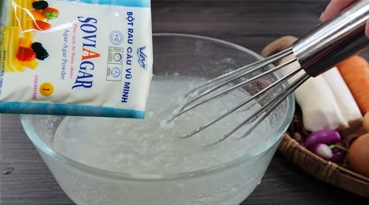 Trộn đều hỗn hợp bột rau câu Vũ Minh SoviAgar với nước lạnh