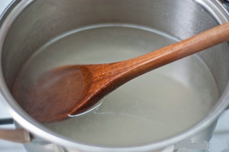 Trộn bột rau câu với đường và nước