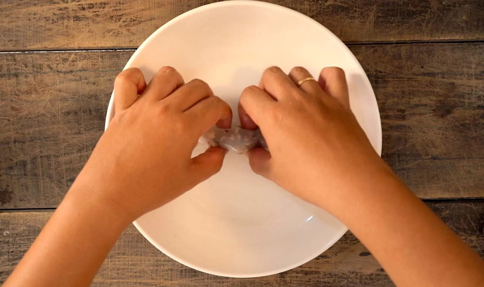 Bước cuốn vỏ bánh được làm từ bột rau câu Vũ Minh SoviAgar