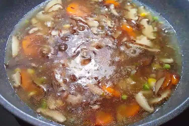 Nấu các nguyên liệu cho chín tới để làm rau củ nấu đông thơm ngon, hấp dẫn