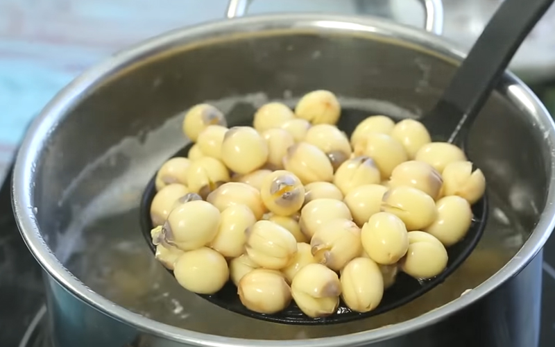 Nấu hạt sen chín mềm