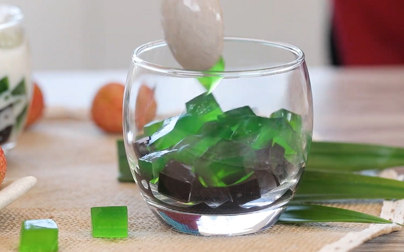 Trang trí món chè vải thạch lá nếp