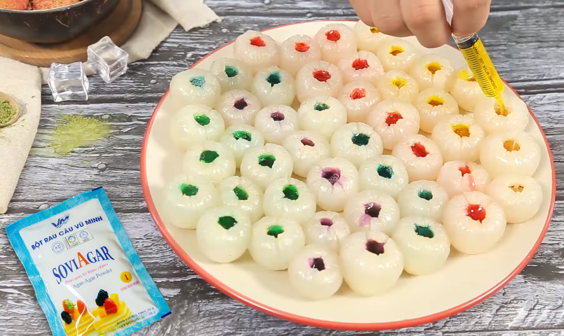 Bơm rau câu vào vải đã sơ chế và để đông