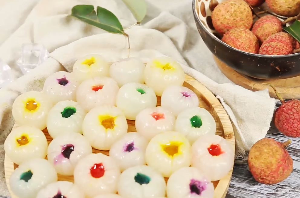 Thạch vải ngũ sắc không chỉ có màu sắc bắt mắt mà còn mang hương vị mới lạ, hấp dẫn