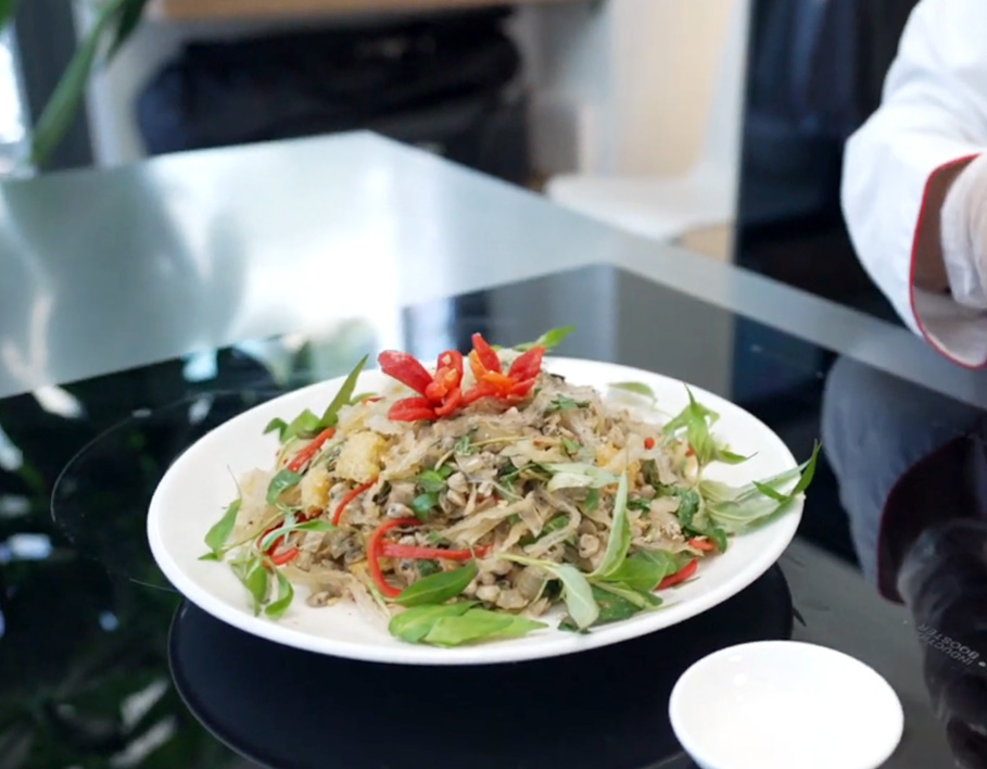 Hoàn thành món rau câu sợi Vũ Minh Soviagar xào hến cay