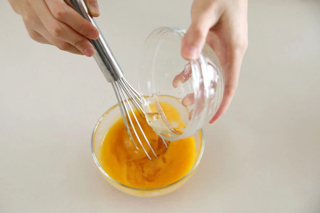 Khuấy đều xoài và gelatin