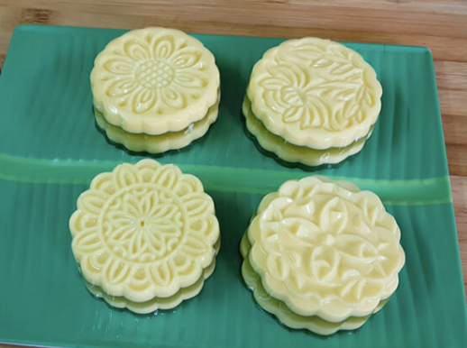 Bánh trung thu rau câu sữa bắp lá dứa hấp dẫn nhiều người bởi hương vị mới lạ và tạo hình đẹp mắt