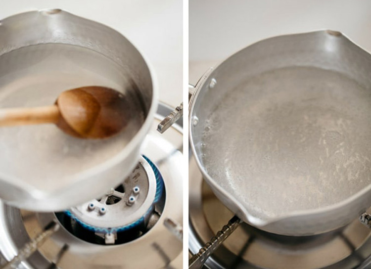 Khuấy đều hỗn hợp bột agar và nước đường để tránh bị vón cục