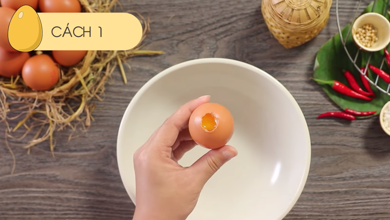 Đục lỗ nhỏ trên đỉnh trứng để lấy lòng trứng ra