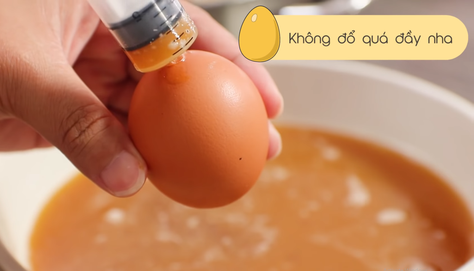 Bơm trứng đã nêm nếm gia vị vào lại phần vỏ