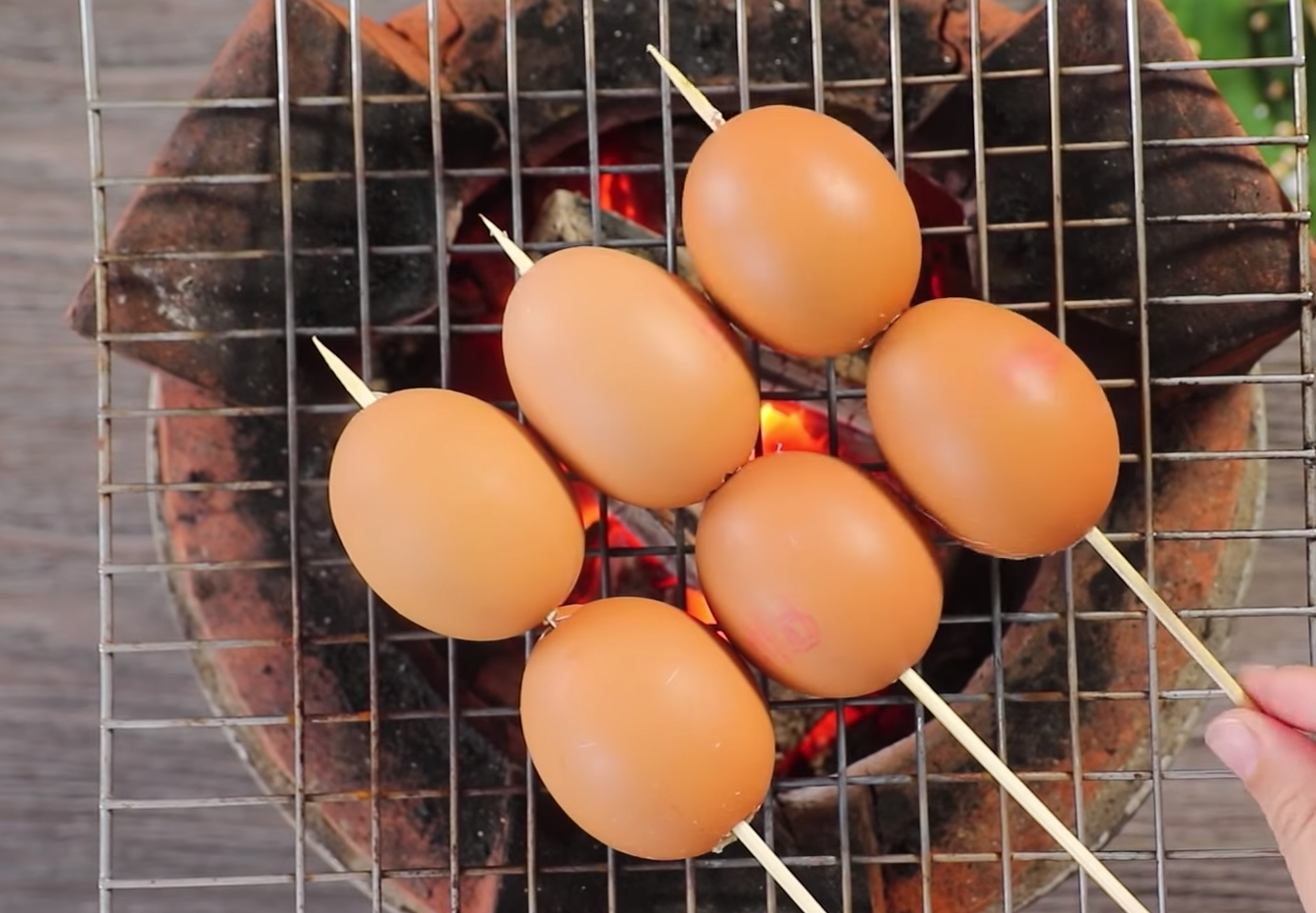 Nướng từ từ trên bếp than đến khi trứng chín