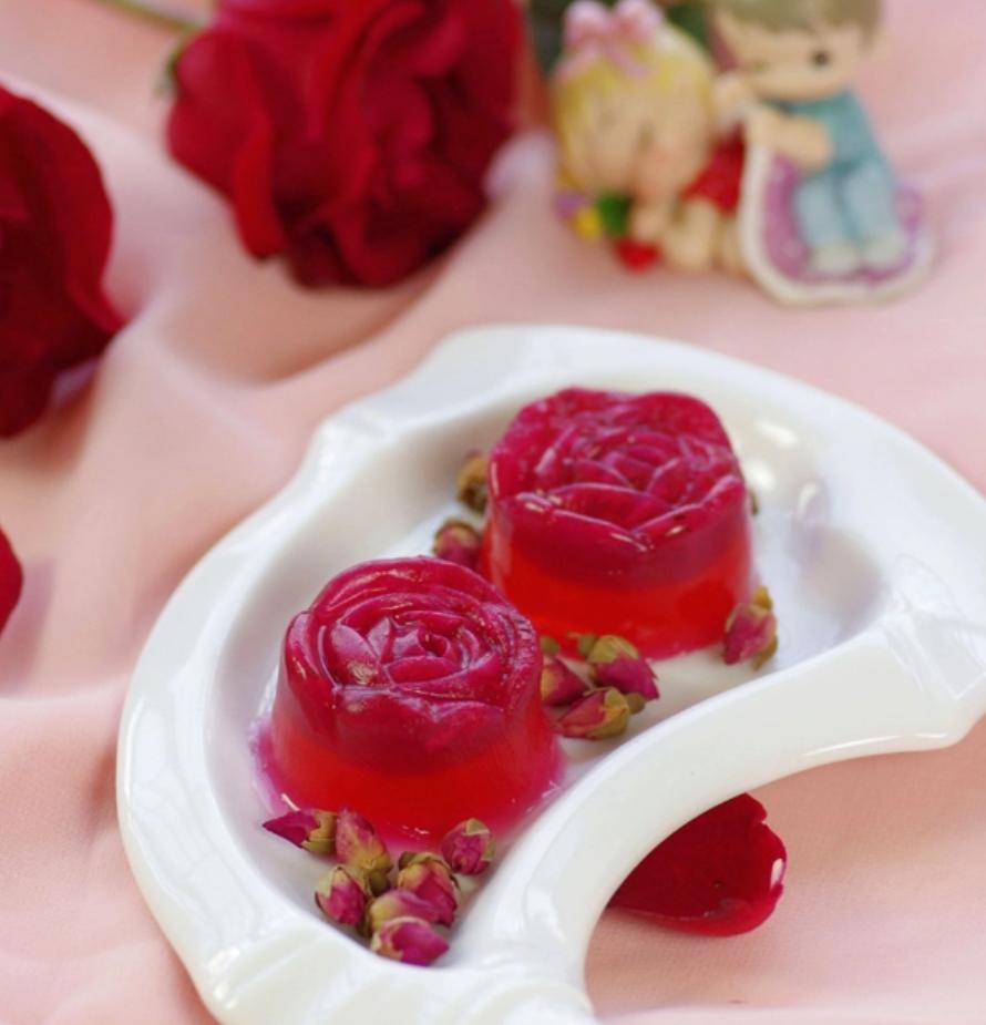 Đổ khuôn thạch rau câu hoa hồng