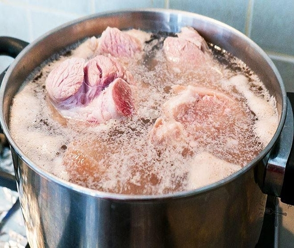 Chuyên gia lý giải có 3 loại bọt cần vớt bỏ, 3 loại nên giữ lại ăn vì tốt cho sức khỏe-1