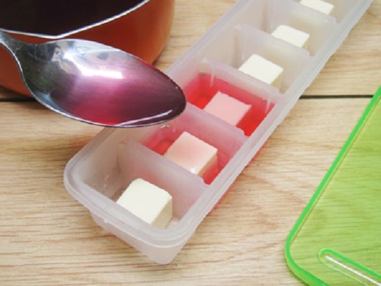 Rót nước thạch vào khuôn