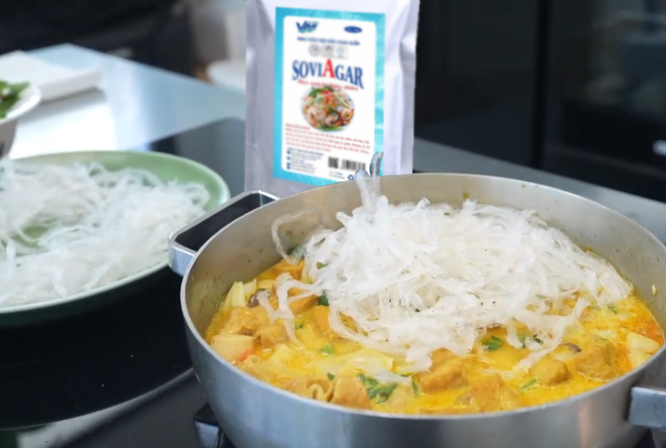 Trộn rau câu sợi Vũ Minh Soviagar để thấm đều hương vị