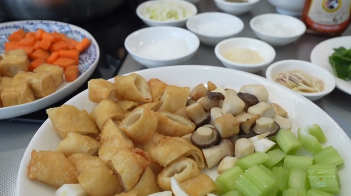 Sơ chế các nguyên liệu làm rau câu sợi xào cà ri kiểu Ấn