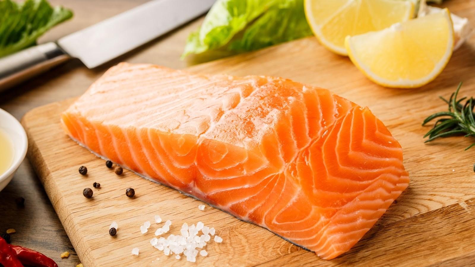Nếu hay gặp vấn đề về tiêu hóa thì hãy bổ sung cá hồi vào thực đơn nhé