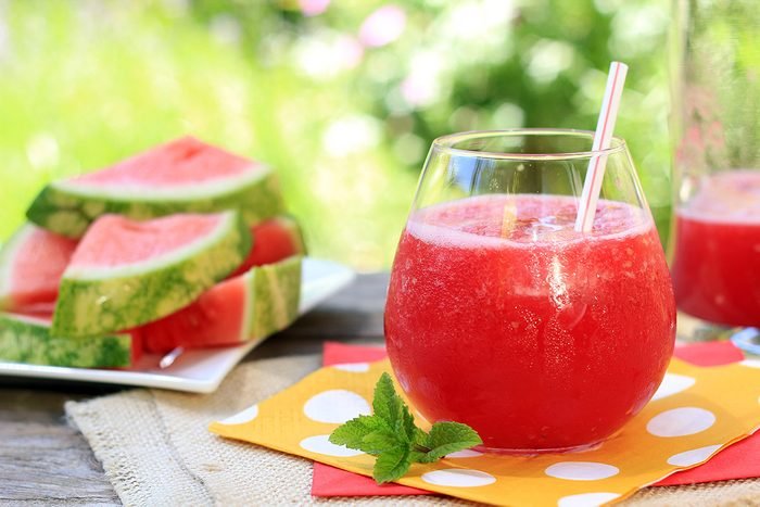Uống nước ép dưa hấu giữ cho làn da sáng và ngữ nước tốt
