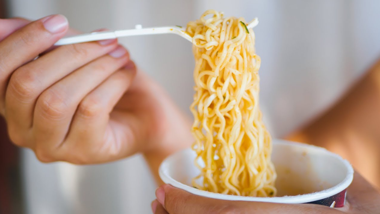 Mì ăn liền trải qua nhiều công đoạn chiên nấu, hàm lượng chất béo cao.