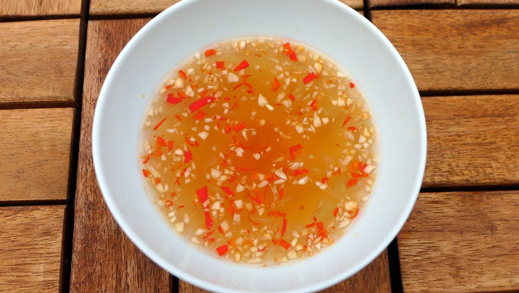Làm nước mắm chua ngọt trộn gỏi